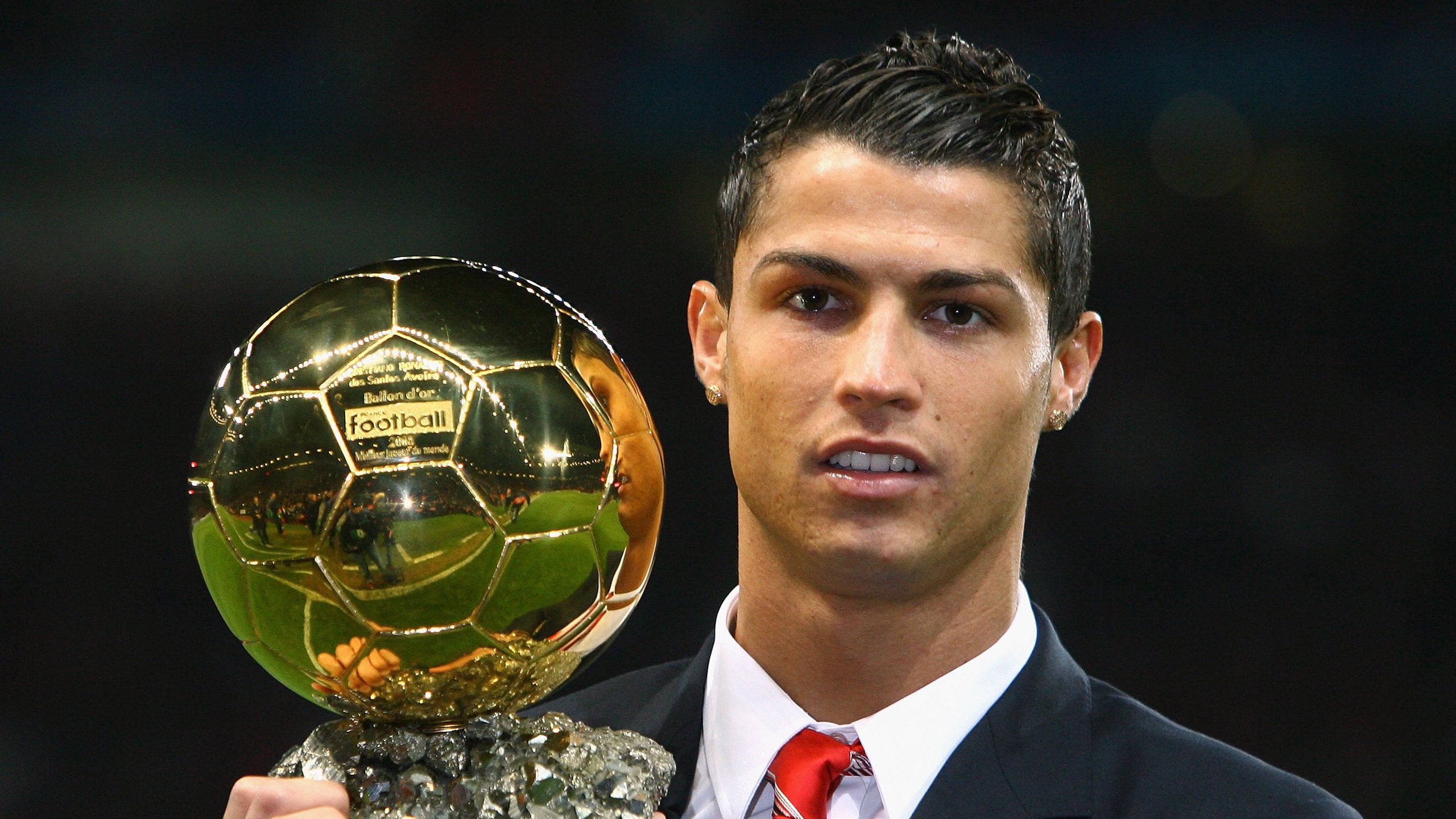 冠军球队举办球员家庭日活动增强团队凝聚力,家庭足球队